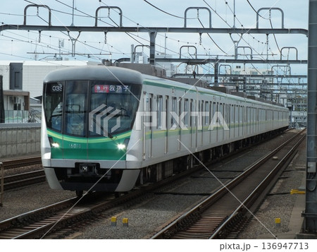 直通先で急行列車の運用に就く東京メトロ16000系(祖師ヶ谷大蔵駅にて撮影) 136947713