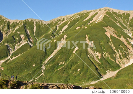 富山県 夏の立山を歩く登山者 富山県 夏の立山を歩く登山者 136948090