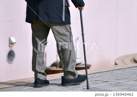 日本の横浜都市景観段差…杖の高齢男性、…危険が多い歩道…人生とは… 136948462