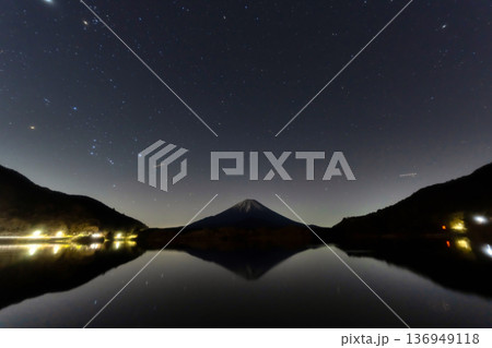 富士山と星空・精進湖 136949118