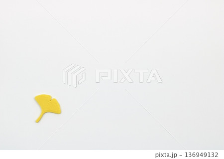 バナー制作に便利なイチョウの余白画像 バナー制作に便利なイチョウの余白画像 136949132