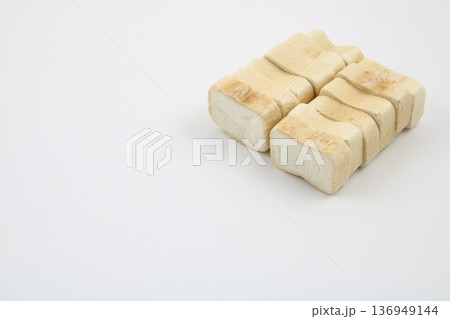 日本人が愛する伝統的な焼き麩の整列図 136949144