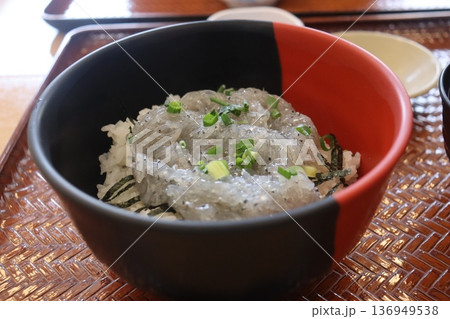 茨城の大洗で食べた新鮮な生しらす丼 茨城の大洗で食べた新鮮な生しらす丼 136949538