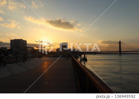 夕暮れの銚子港 夕暮れの銚子港 136949592