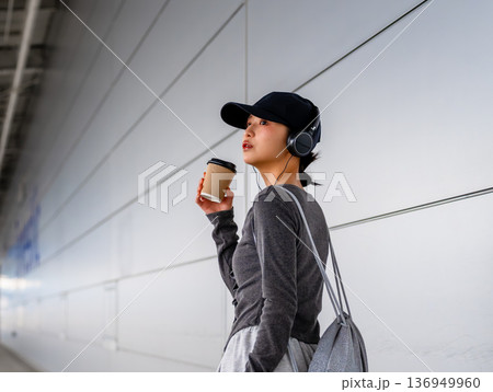 駅構内でのコーヒータイム ■撮影協力:関西国際空港(KIX) 駅構内でのコーヒータイム ■撮影協力:関西国際空港(KIX) 136949960
