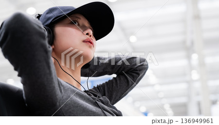 ヘッドフォンで音楽を聴く女性 ■撮影協力:関西国際空港(KIX) ヘッドフォンで音楽を聴く女性 ■撮影協力:関西国際空港(KIX) 136949961