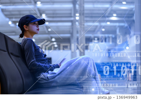 未来を見つめるデジタル女性 ■撮影協力:関西国際空港(KIX) 未来を見つめるデジタル女性 ■撮影協力:関西国際空港(KIX) 136949963