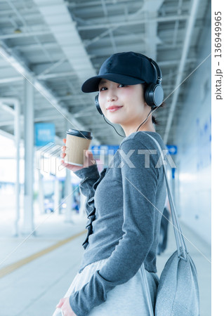 駅でコーヒーを飲む女性 ■撮影協力：関西国際空港（KIX） 136949965