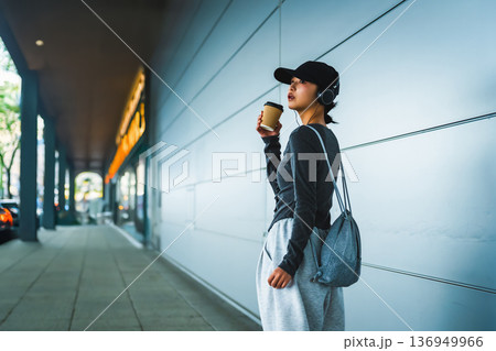 女性がコーヒーを飲みながら音楽 136949966