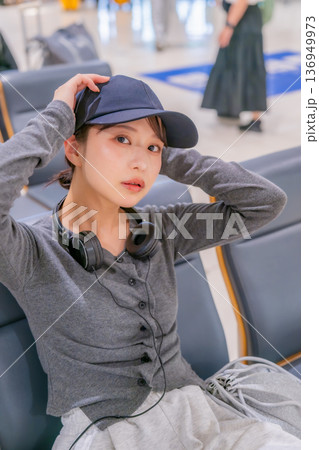 キャップの女性 待機中 ■撮影協力：関西国際空港（KIX） 136949973
