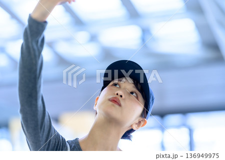 キャップの女性が見上げる ■撮影協力:関西国際空港(KIX) キャップの女性が見上げる ■撮影協力:関西国際空港(KIX) 136949975
