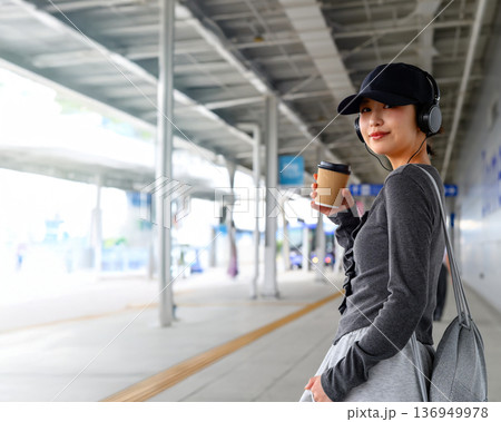 駅で音楽を聴く女性 ■撮影協力:関西国際空港(KIX) 駅で音楽を聴く女性 ■撮影協力:関西国際空港(KIX) 136949978