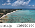 与論島の美しい海岸線と白い砂浜 豊かな自然とエメラルドグリーンの海 136950190