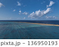 与論島の美しい海岸線と白い砂浜 豊かな自然とエメラルドグリーンの海 136950193