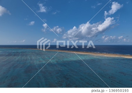 与論島の美しい海岸線と白い砂浜 豊かな自然とエメラルドグリーンの海 136950193