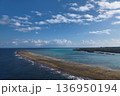 与論島の美しい海岸線と白い砂浜 豊かな自然とエメラルドグリーンの海 136950194