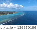 与論島の美しい海岸線と白い砂浜 豊かな自然とエメラルドグリーンの海 136950196