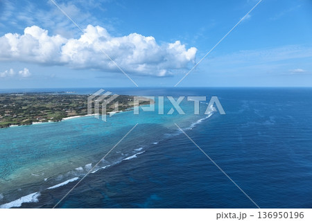 与論島の美しい海岸線と白い砂浜 豊かな自然とエメラルドグリーンの海 与論島の美しい海岸線と白い砂浜 豊かな自然とエメラルドグリーンの海 136950196