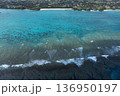 与論島の美しい海岸線と白い砂浜 豊かな自然とエメラルドグリーンの海 136950197