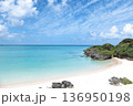 与論島の美しい海岸線と白い砂浜 豊かな自然とエメラルドグリーンの海 136950198