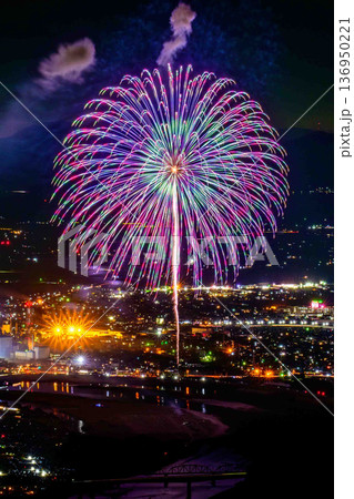 光の華、夜景の海。そこは、星よりも輝く瞬間。八代全国花火競技大会(さかもと八竜天文台) 光の華、夜景の海。そこは、星よりも輝く瞬間。八代全国花火競技大会(さかもと八竜天文台) 136950221