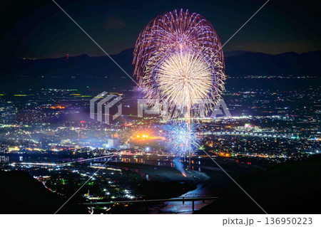 光の華、夜景の海。そこは、星よりも輝く瞬間。八代全国花火競技大会(さかもと八竜天文台) 136950223