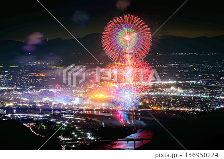 光の華、夜景の海。そこは、星よりも輝く瞬間。八代全国花火競技大会(さかもと八竜天文台) 136950224