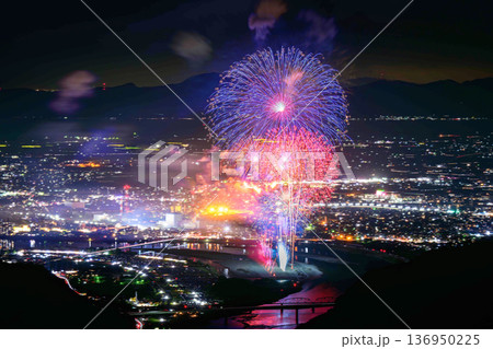 光の華、夜景の海。そこは、星よりも輝く瞬間。八代全国花火競技大会(さかもと八竜天文台) 光の華、夜景の海。そこは、星よりも輝く瞬間。八代全国花火競技大会(さかもと八竜天文台) 136950225