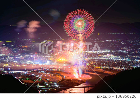 光の華、夜景の海。そこは、星よりも輝く瞬間。八代全国花火競技大会(さかもと八竜天文台) 光の華、夜景の海。そこは、星よりも輝く瞬間。八代全国花火競技大会(さかもと八竜天文台) 136950226