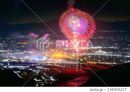 光の華、夜景の海。そこは、星よりも輝く瞬間。八代全国花火競技大会(さかもと八竜天文台) 136950227