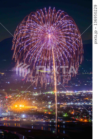 光の華、夜景の海。そこは、星よりも輝く瞬間。八代全国花火競技大会(さかもと八竜天文台) 136950229