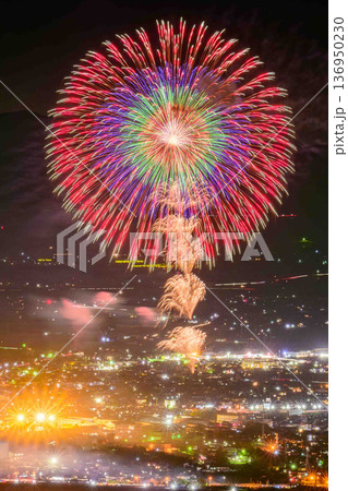 光の華、夜景の海。そこは、星よりも輝く瞬間。八代全国花火競技大会(さかもと八竜天文台) 光の華、夜景の海。そこは、星よりも輝く瞬間。八代全国花火競技大会(さかもと八竜天文台) 136950230