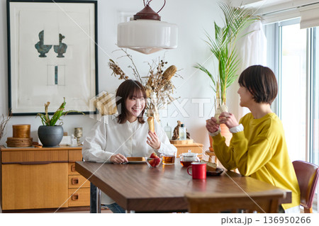 朝食を食べる女性2人 136950266