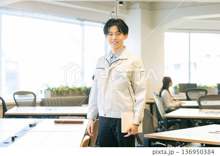 作業着を着た男性 136950384