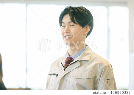 作業着を着た男性 136950385