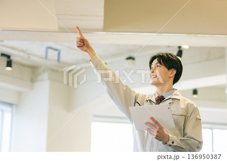 作業着を着た男性 136950387