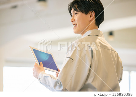 作業着を着た男性 136950389