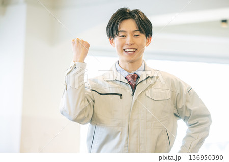 作業着を着た男性 136950390