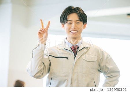 作業着を着た男性 136950391