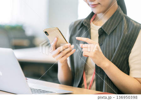 スマホを操作する若い女性 136950398