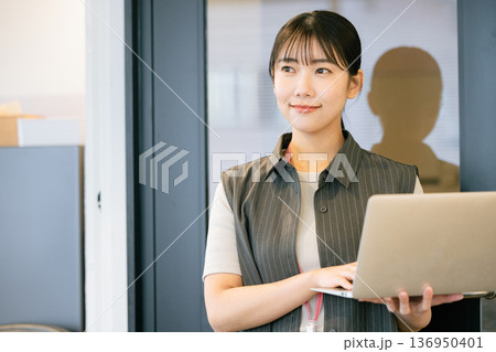 エンジニア　女性 136950401