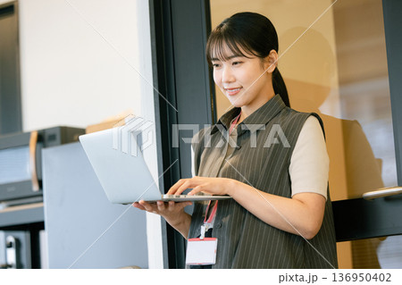 エンジニア　女性 136950402