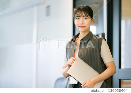 エンジニア　女性 136950404