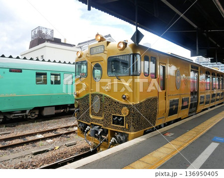 JRKYUSHU SWEET TRAIN 「或る列車」と特急「ゆふいんの森」　（日田駅） 136950405