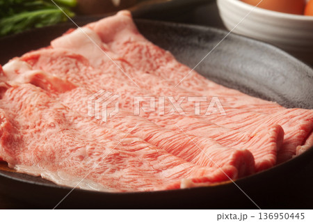 黒毛和牛のすき焼き肉 黒毛和牛のすき焼き肉 136950445
