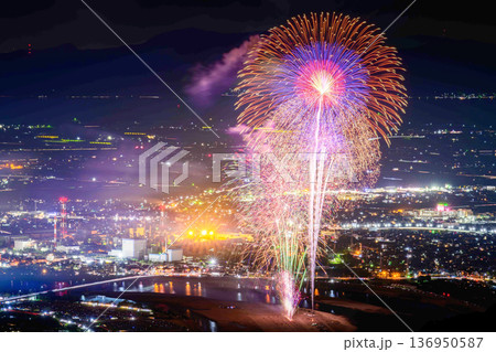 一瞬の閃光、一生の宝物。プロの眼差しが捉えた至極の火の芸術八代全国花火競技大会(さかもと八竜天文台) 一瞬の閃光、一生の宝物。プロの眼差しが捉えた至極の火の芸術八代全国花火競技大会(さかもと八竜天文台) 136950587
