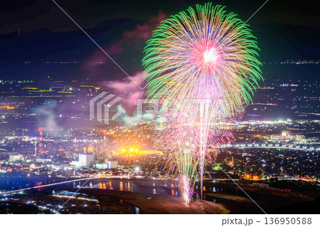 一瞬の閃光、一生の宝物。プロの眼差しが捉えた至極の火の芸術八代全国花火競技大会(さかもと八竜天文台) 一瞬の閃光、一生の宝物。プロの眼差しが捉えた至極の火の芸術八代全国花火競技大会(さかもと八竜天文台) 136950588