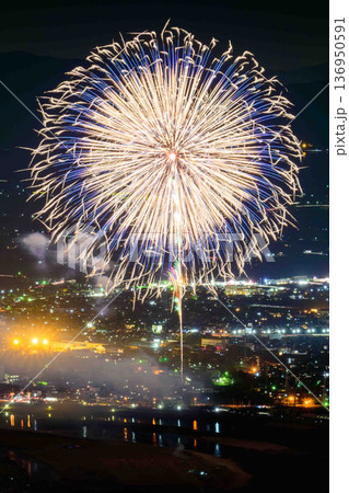 一瞬の閃光、一生の宝物。プロの眼差しが捉えた至極の火の芸術八代全国花火競技大会(さかもと八竜天文台) 136950591