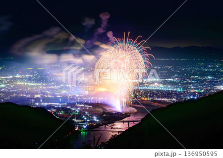 一瞬の閃光、一生の宝物。プロの眼差しが捉えた至極の火の芸術八代全国花火競技大会(さかもと八竜天文台) 136950595