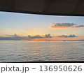 クルーズ船から見た水平線に沈む夕日 136950626